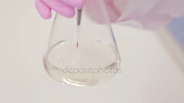 Biotecnologo Conduce Esperimento Con Sostanze Chimiche Liquide Vicino — Video Stock