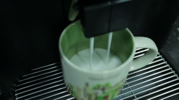 Kaffebryggare Häller Kaffe Latte Upp Närbild — Stockvideo