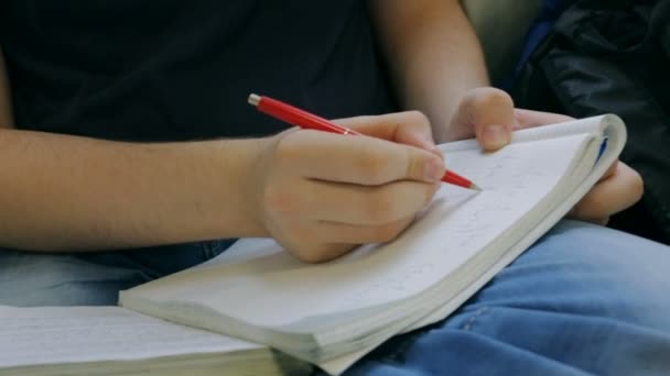 Estudante Universitário Escrever Fórmulas Caderno — Vídeo de Stock