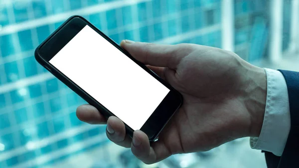 Pencere yakın siyah Smartphone tutan adam