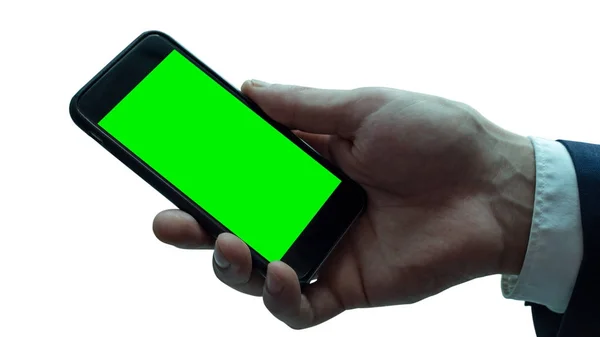 Pencere yakın siyah Smartphone tutan adam