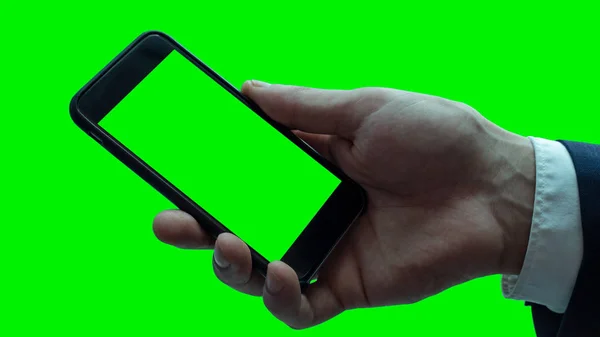 Pencere yakın siyah Smartphone tutan adam