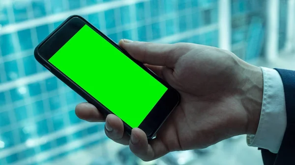 Pencere yakın siyah Smartphone tutan adam