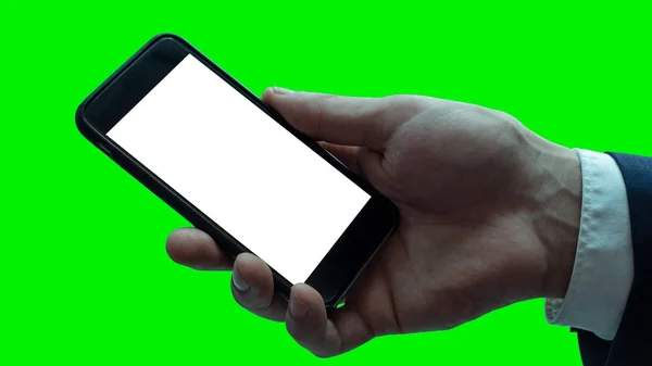 Pencere yakın siyah Smartphone tutan adam