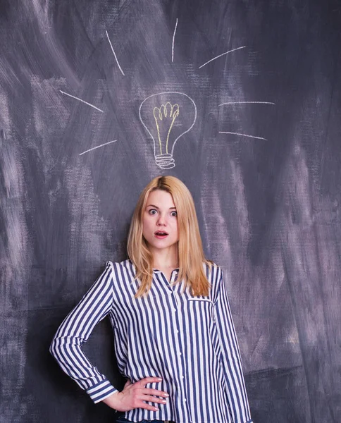 Verbaasd Blond Haar Meisje Voorkant Schoolbord Met Gloeilamp Boven Haar — Stockfoto