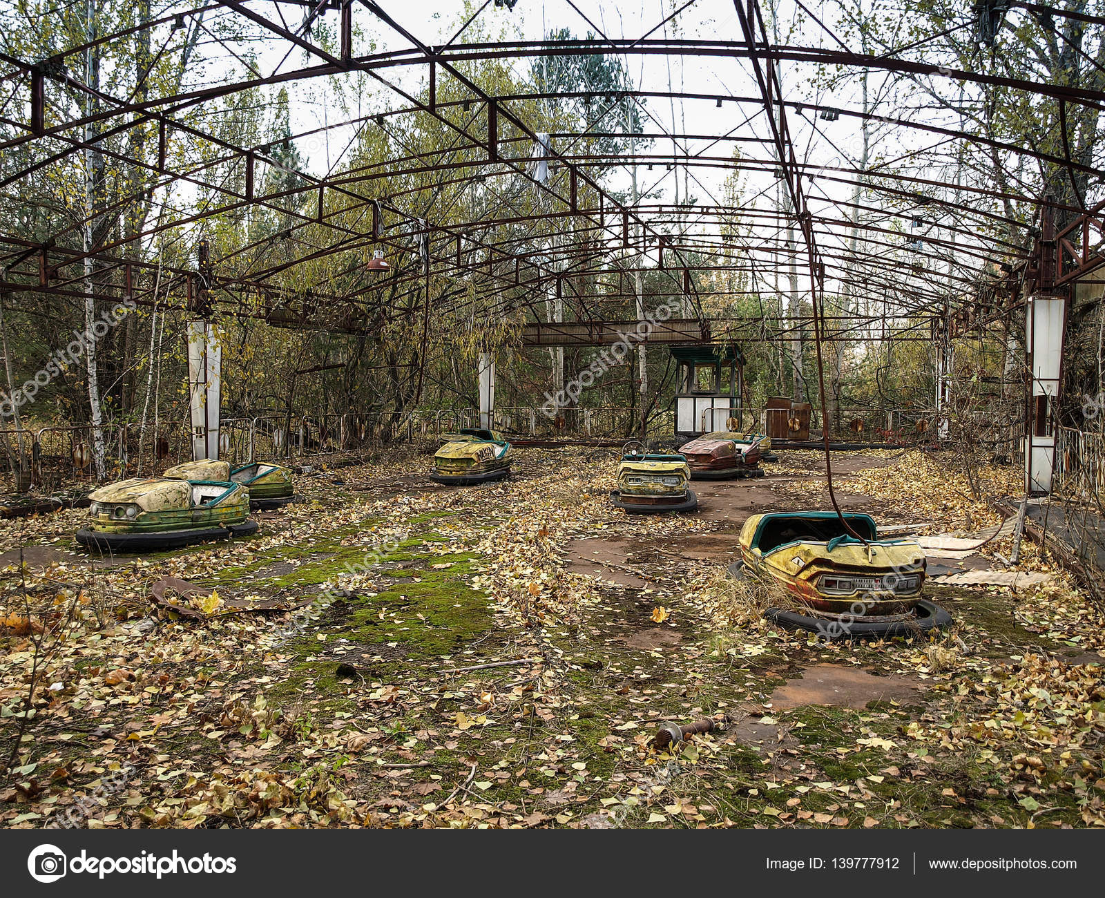 Grande roue dans la ville fantôme de Pripyat près de ...