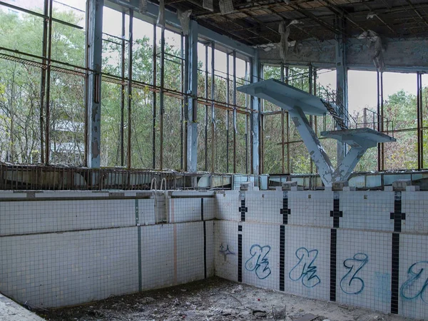 Piscina na cidade fantasma Pripyat perto de Chernobyl, 2016 — Fotografia de Stock