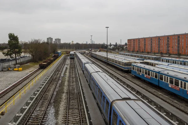 Vonat Froettmaning metró állomáson Münchenben, 2015-re — Stock Fotó