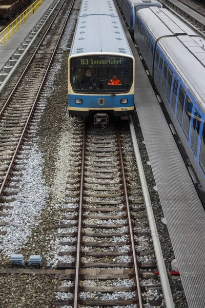 Vonat Froettmaning metró állomáson Münchenben, 2015-re — Stock Fotó