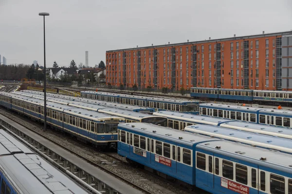 Vonat Froettmaning metró állomáson Münchenben, 2015-re — Stock Fotó