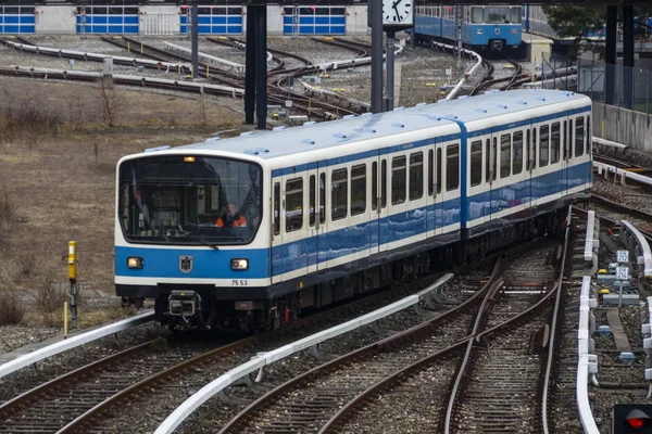 Vonat Froettmaning metró állomáson Münchenben, 2015-re — Stock Fotó