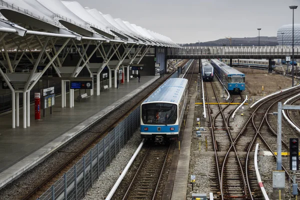 Vonat Froettmaning metró állomáson Münchenben, 2015-re — Stock Fotó