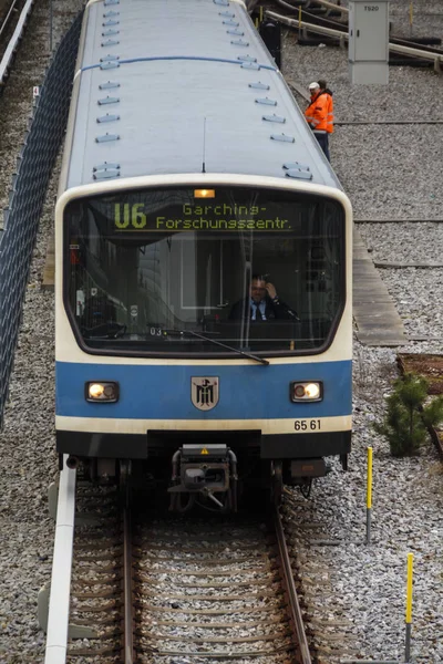 Comboio na Estação de Metro Froettmaning em Munique, 2015 — Fotografia de Stock