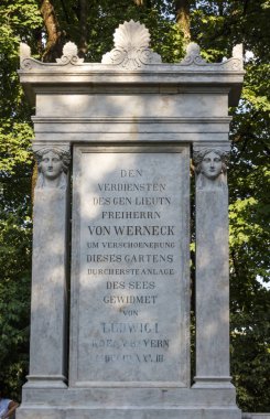 Anıt 2015 yılında Münih, Almanya, İngiliz Bahçesi