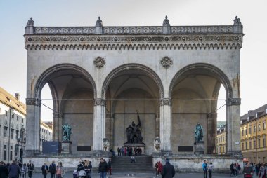Münih, Almanya, 2015 Odeosplatz salonunda alan Marshall'ın