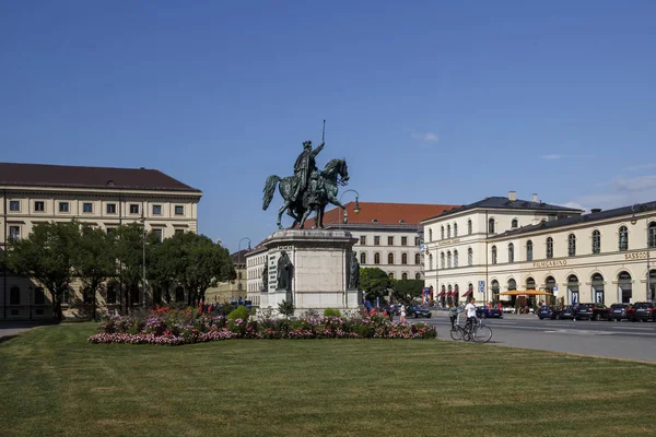 Monumento Reiterdenkmal de Luis I de Baviera en Odeonsplatz en —  Fotos de Stock