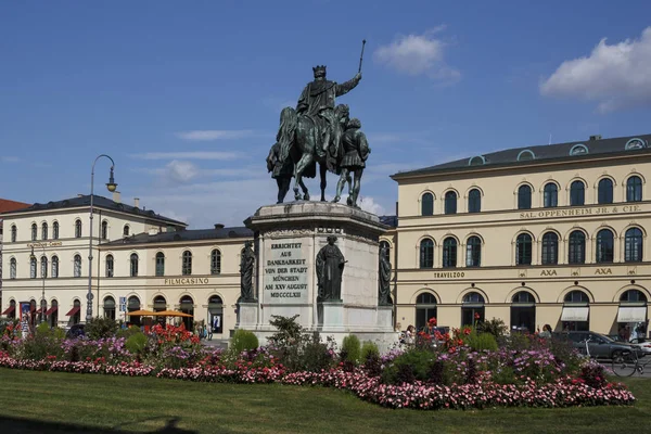 Monumento Reiterdenkmal de Luis I de Baviera en Odeonsplatz en —  Fotos de Stock