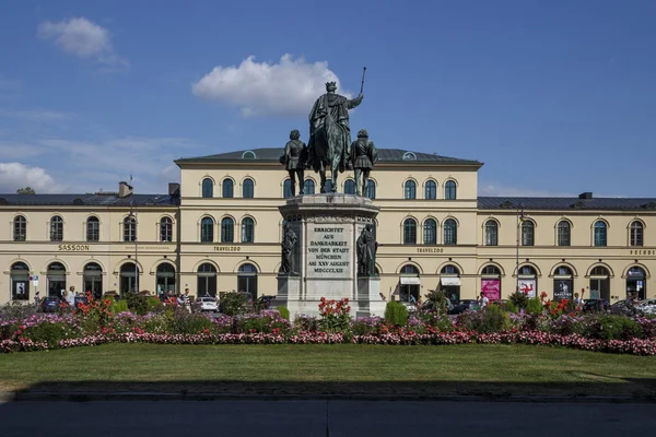 Reiterdenkmal monument van Lodewijk I van Beieren op Odeonsplatz in — Stockfoto