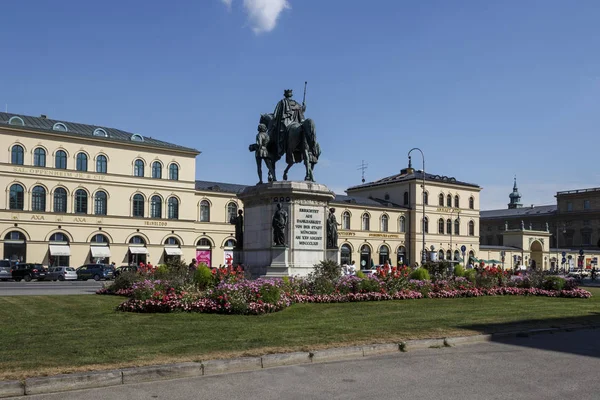 Monumento Reiterdenkmal de Luis I de Baviera en Odeonsplatz en —  Fotos de Stock