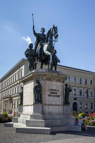 Das Denkmal von Ludwig I. von Bayern am Odeonsplatz in — Stockfoto