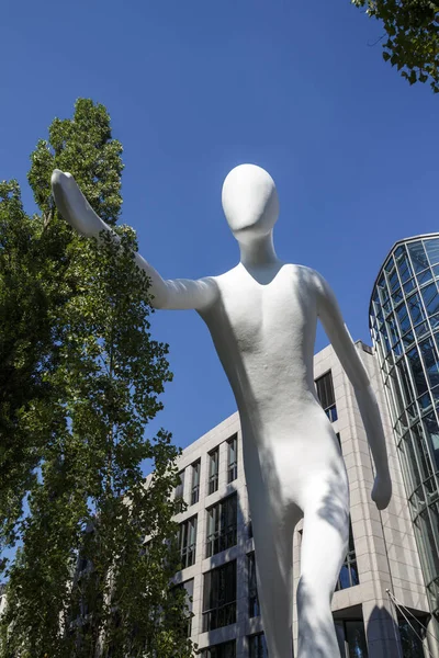 Escultura Walking Man en Munich, Alemania, 2015 —  Fotos de Stock