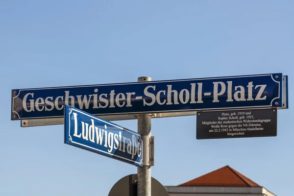 Straatnaambord van de Geschwister-Scholl-Platz in München, Duitsland, — Stockfoto