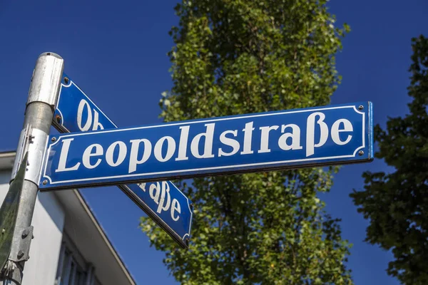 Вулиці підписати Леопольдштрассе в Мюнхені, Німеччина, 2015 — стокове фото