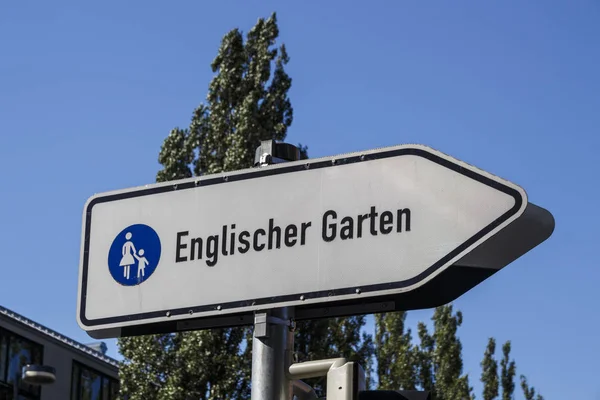 Sinal de rua direcionando para o Jardim Inglês em Munique, Alemanha , — Fotografia de Stock