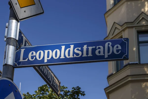 Straatnaambord van de Leopoldstrasse in München, Duitsland, 2015 — Stockfoto