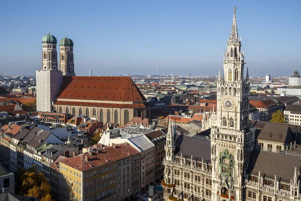 Nova Câmara Municipal de Munique em Marienplatz e Frauenkirche, Alemanha — Fotografia de Stock