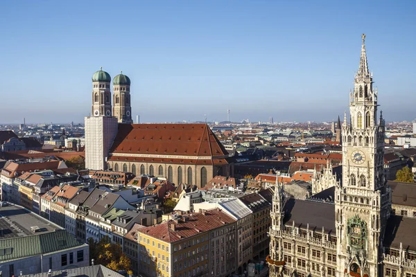 Nova Câmara Municipal de Munique em Marienplatz e Frauenkirche, Alemanha — Fotografia de Stock