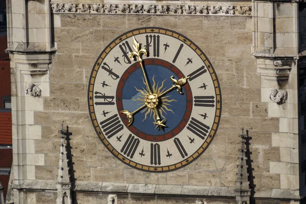 Zegar z nowy Ratusz w Monachium na Marienplatz, Niemcy, 20 — Zdjęcie stockowe
