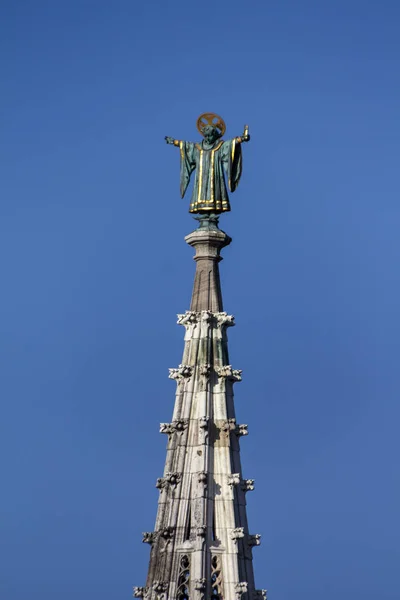 マリエン広場、生殖でミュンヘンの新都市ホールの上に彫刻します。 — ストック写真