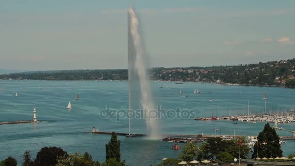Фонтан Jet d 'Eau и озеро в Женеве, Швейцария, 2016 — стоковое видео