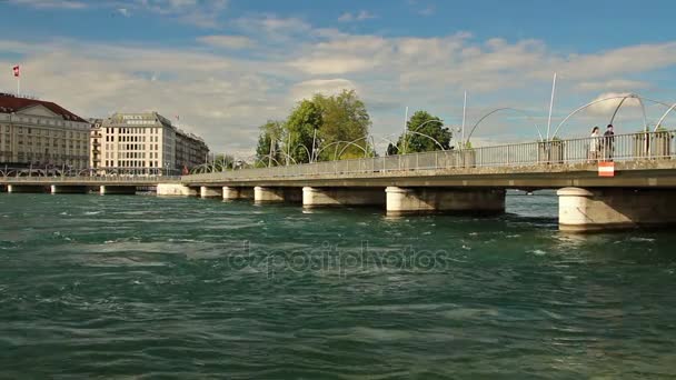 Ponte Pont des Bergues con l'hotel Four Seasons Les Bergues a Ginevra, Svizzera, 2016 — Video Stock