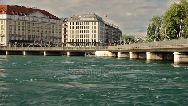 Γέφυρα Pont des Bergues με τις τέσσερις εποχές Les Bergues ξενοδοχείο στη Γενεύη, Ελβετία, 2016 — Αρχείο Βίντεο