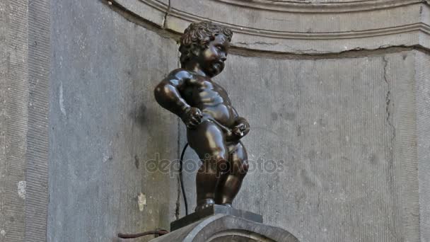 Manneken Pis sculpture in Brussels, Belgium, 2015 — Stock Video