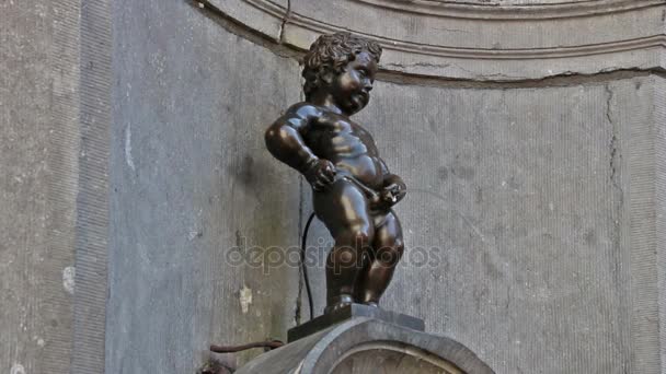 Manneken Pis skulptur i Bryssel, Belgien, 2015 — Stockvideo