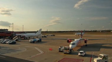 Airberlin pervaneli taşıt uçaklar havaalanında Tegel, Berlin, Almanya, 2017