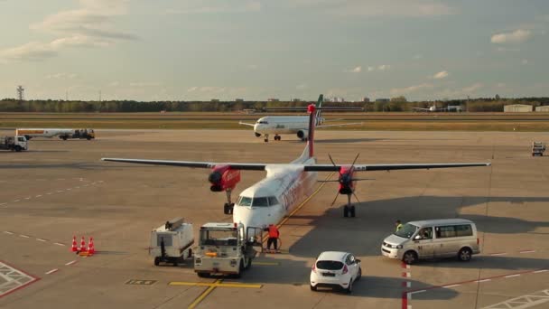 Aeromobili ad elica Airberlin all'aeroporto di Tegel a Berlino, Germania, 2017 — Video Stock