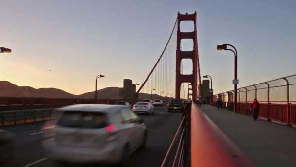 Трафік на мосту Золоті ворота в Сан-Франциско, США, 2017 — стокове відео