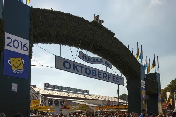 Cancello d'ingresso principale al quartiere fieristico Oktoberfest di Monaco di Baviera, Germ — Foto Stock