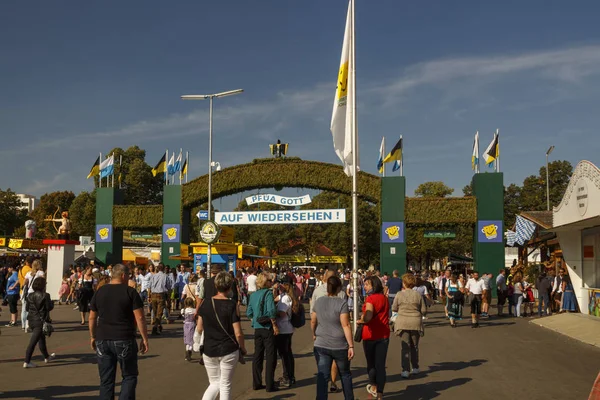 Porta de saída do Oktoberfest em Munique, Alemanha, 2016 — Fotografia de Stock