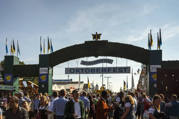 Porta de entrada principal para o parque de feiras Oktoberfest em Munique, Germ — Fotografia de Stock