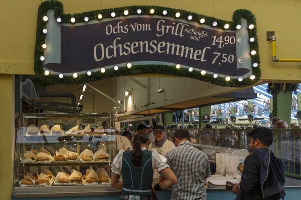 Ochsenbraterei намет на Октоберфест у Мюнхені, Німеччина, 2016 — стокове фото