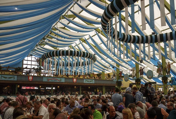 Ochsenbraterei tenda em Oktoberfest em Munique, Alemanha, 2016 — Fotografia de Stock