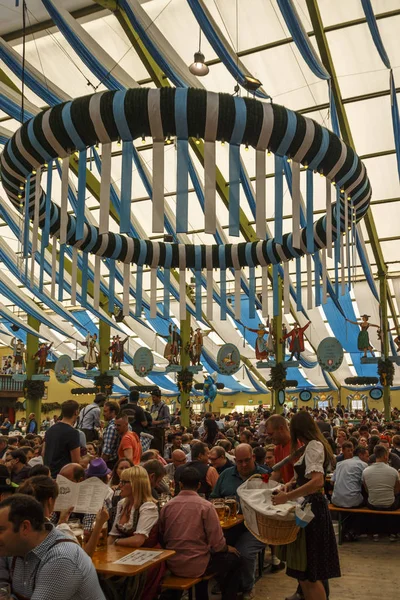 Ochsenbraterei tenda em Oktoberfest em Munique, Alemanha, 2016 — Fotografia de Stock