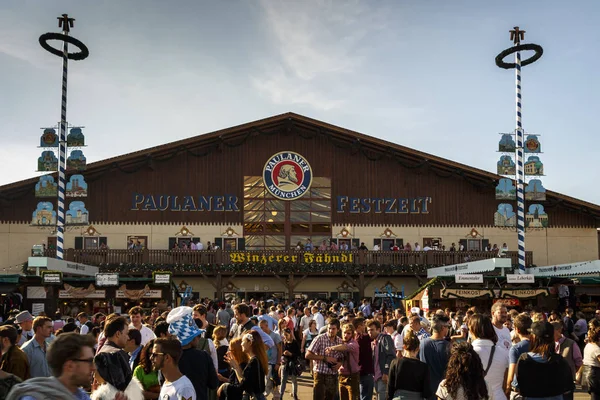 Tenda Winzerer Faehndl na Oktoberfest em Munique, Alemanha, 2015 — Fotografia de Stock