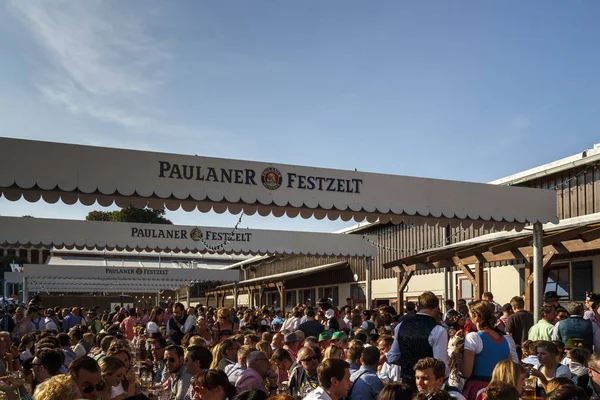 Winzerer Faehndl tent all'Oktoberfest di Monaco di Baviera, Germania, 2015 — Foto Stock