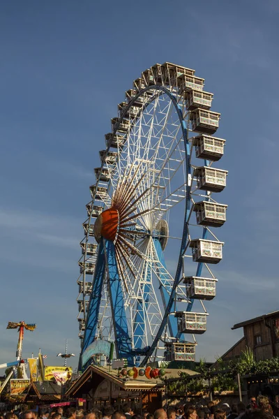 Roda gigante em Theresienwiese em Munique, Alemanha, 2016 — Fotografia de Stock